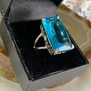 LARGE BLUE STONE SILVER TONE CHUNKY RING SIZE 8.25